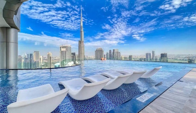 Luxury Skyline 2BR with Infinity Pool in Dubai
