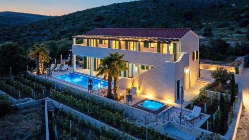 Luxury Stone Villa Smokvica, Heated Pool, Sauna, Jacuzzi, Sea View in Rogoznica