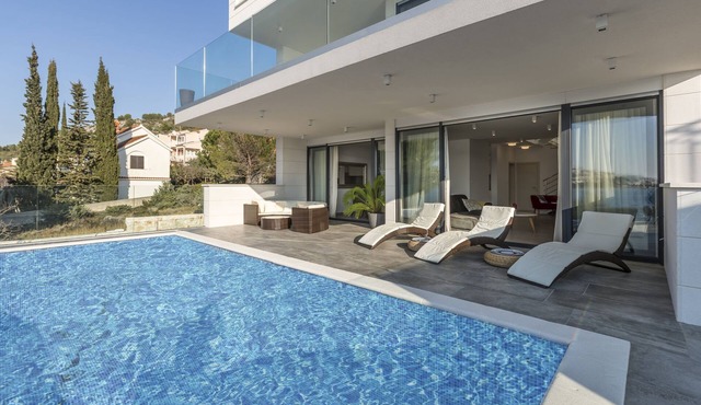 "LUXURY VILLA Flore" first row to the sea