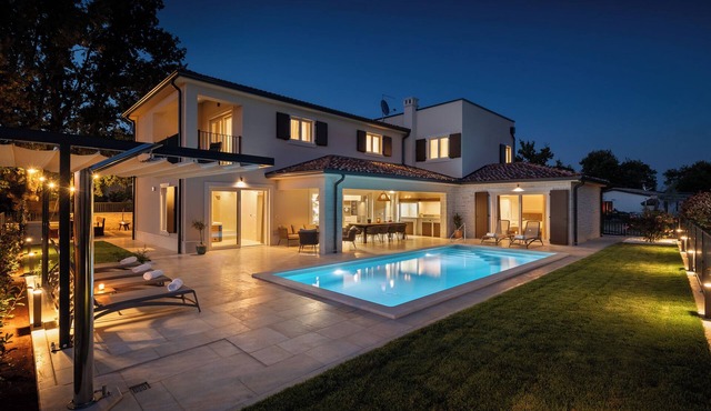 Luxury villa for 8 persons with swimming pool, whirlpool and sauna in Nova Vas