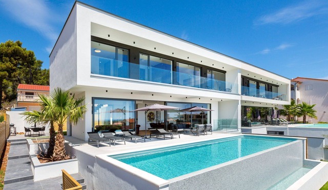 Luxury Villa Maroon with Pool in Medulin