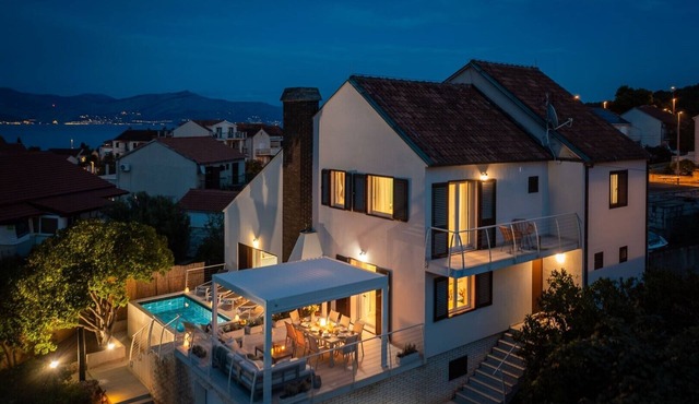 Luxury Villa Mila Supetar with Pool in the Center