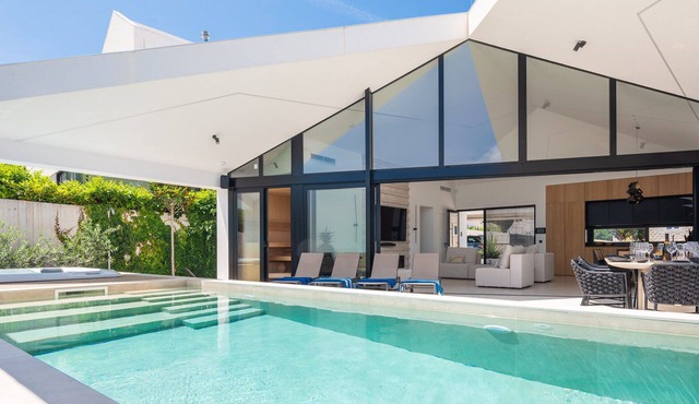 Luxury Villa Piña Colada with Pool in Sutivan