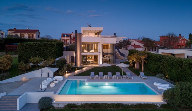 Luxury Villa PS Deluxe in Pula for 8 persons with 60 m2 heated pool, wellness & sea view