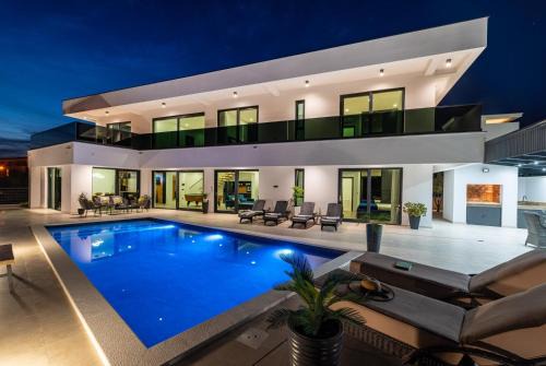 Luxury Villa Royal Hill with 34 m2 pool in Maslenica