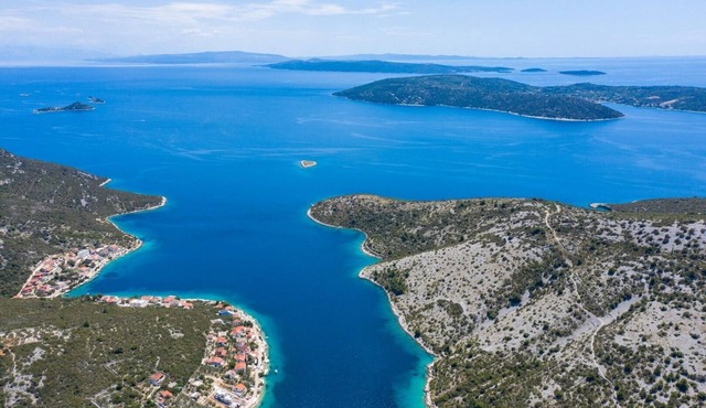 Luxury villa Serene Oasis Vinisce-Trogir with heated pool and private parking for 6 people