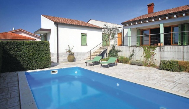 Luxury villa with a swimming pool in Sečovlje