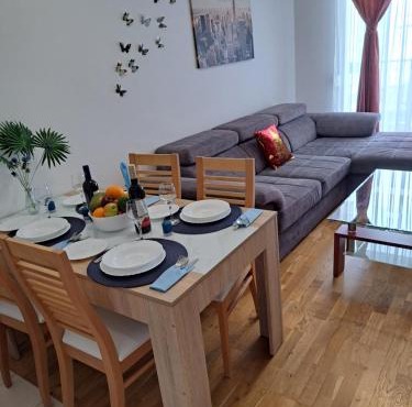 Mariposa, apartment with balcony, private parking in the garage, Near the biggest shopping center Mall of Split