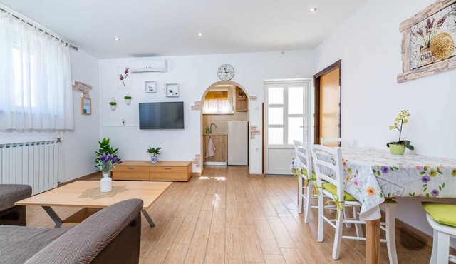 Meri A4 - Charming 2-Bedroom Apartment for 4 with pool in Baška