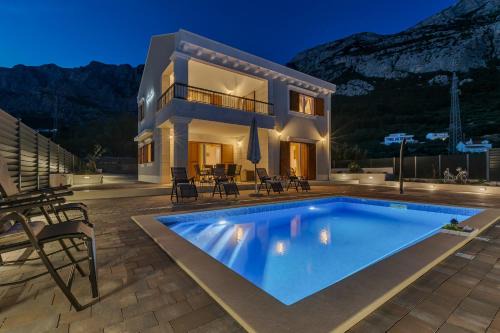 Milan's House with pool, Mediterranean in Makarska