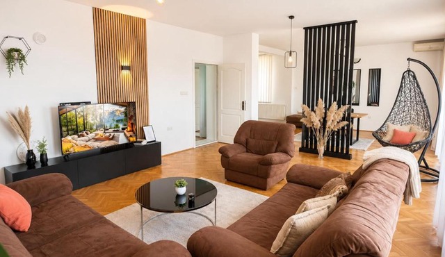 Modern 2BR Apt with 2 Balconies Views and Parking in Prishtinë