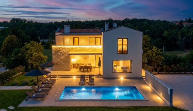 Modern 300m² Villa King Beds & Leisure Zone