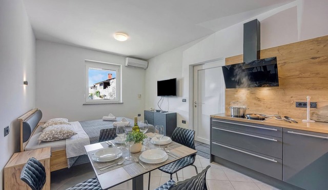 Modern Apt Deni: Terrace + Private Parking, Koper, Slovenia in Koper