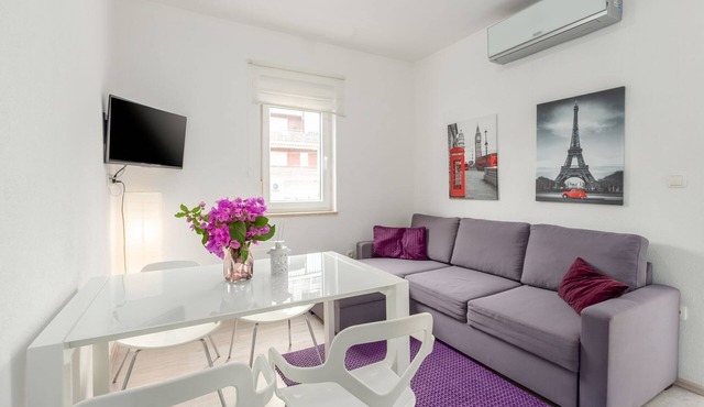 Modern flat just 300 metres from the beach with terrace, private parking, WiFi