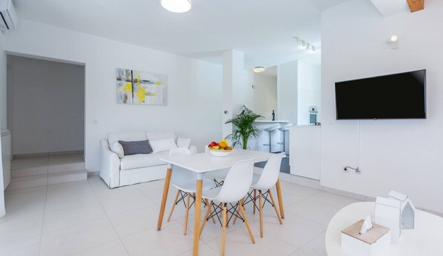 Modern Villa Aria with beautiful garden and private Pool near Vrsar