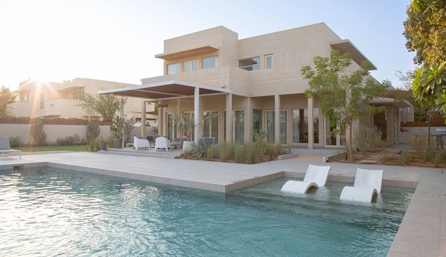 Modern villa with a pool and a beautiful garden—15 minutes from the Mall of the Emirates in Dubaï