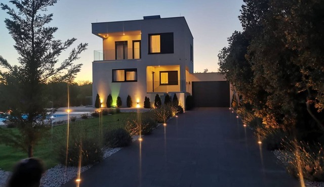 Modern Villa with Private Heated Pool and Lounge Area for a Relaxing Stay - Four Bedroom Villa