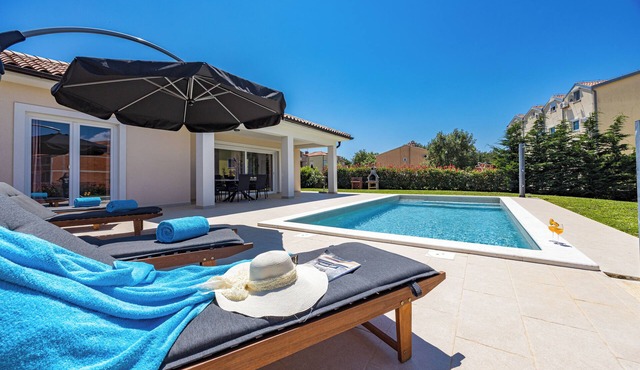 New Maris villa with a private pool, just 500 meters from the beach in Medulin