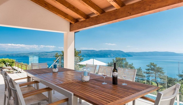 New! Spacious, luxurious villa with a magnificent ocean view! Sauna/Pool Heating in Ripenda Kosi