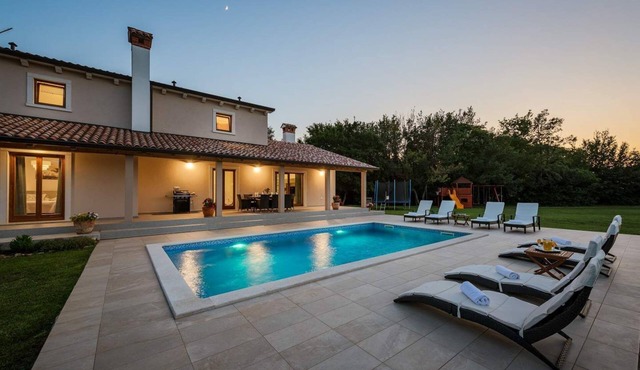 Newly built holiday home with swimming pool in Krsan