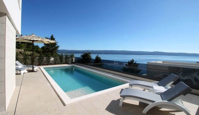 Newly Built Villa with Large Pool and Steam Room