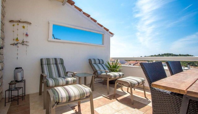 Nice apartment for 3 guests with A/C, WIFI, TV, terrace and pets allowed in Hvar