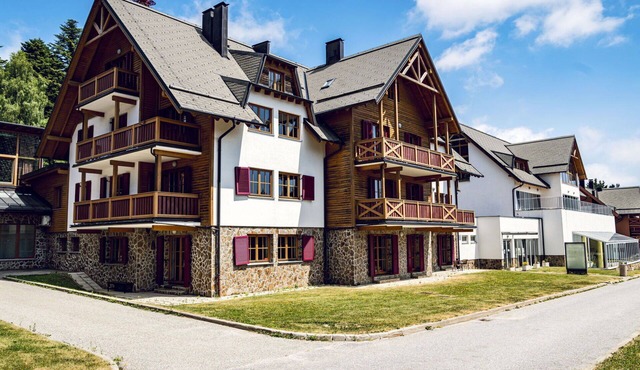 Nice apartment for 4 people with pool, WIFI, TV, balcony, pets allowed and panoramic view in Maribor