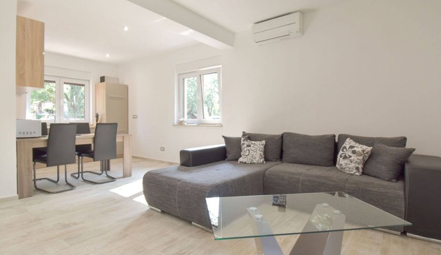 Nice apartment for 5 guests with A/C, private pool, WIFI, TV, terrace and pets allowed