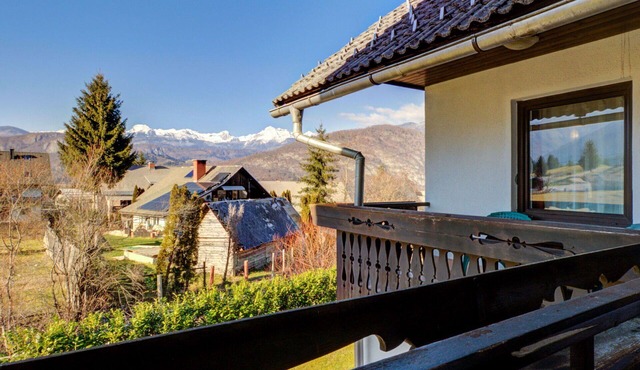Nice apartment for 5 guests with WIFI, TV, balcony, pets allowed and panoramic view in Jesenice