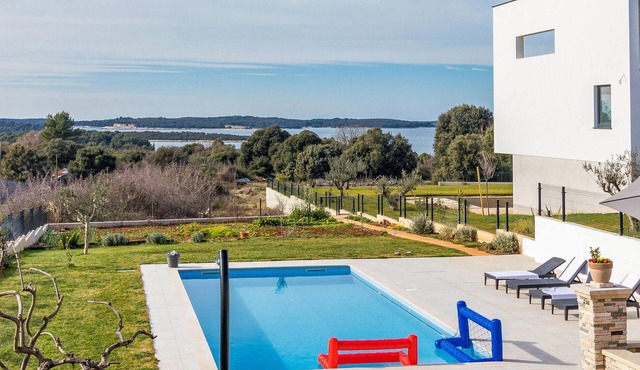 Nice apartment in Pula with house sea view in Pula
