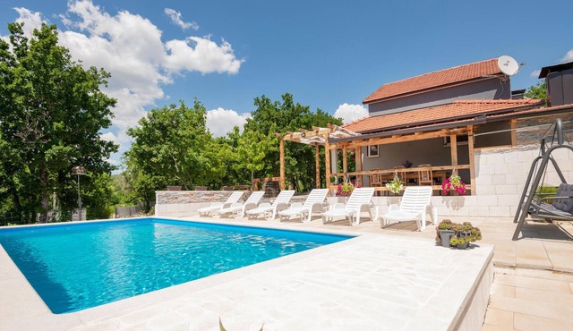 Nice home in Donji Vinjani