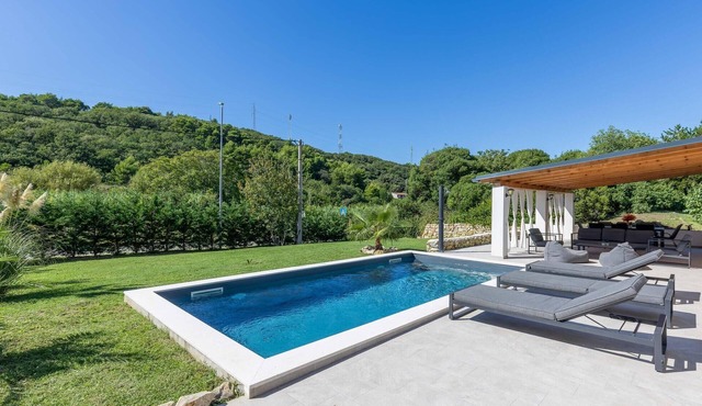 Nice home in Mundanije