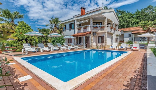 Nice home in Porec with outdoor swimming pool