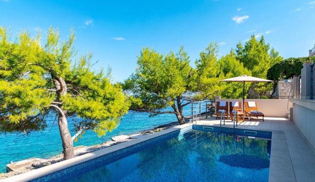 Nice home in Prigradica