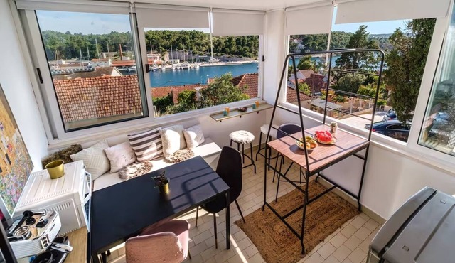 One bedroom apartment with air-conditioning Milna, Brač (A-27445-a)