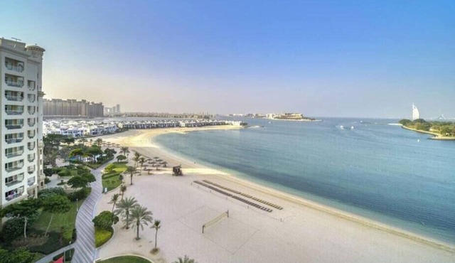 Palm Jumeirah Apt w/Beach Access & Sea View in Dubai