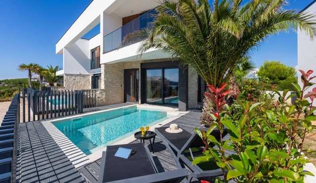 Palm Villa Emma with Pool, Medulin, Croatia