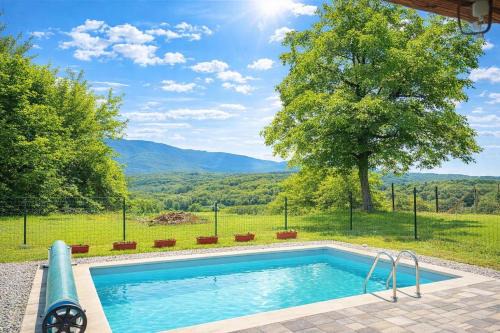 Pool House Green View/w Jacuzzi & Garden - Happy Rentals