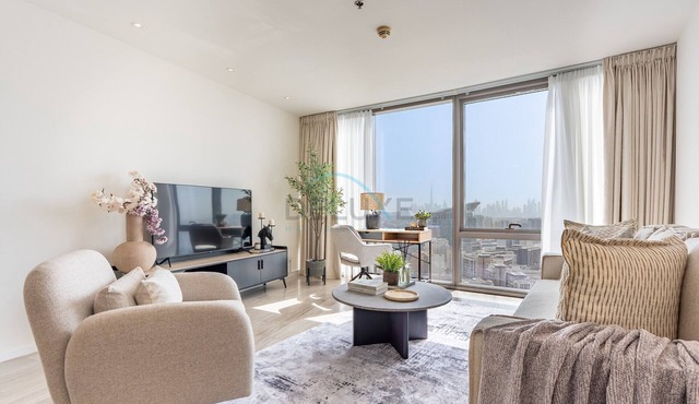 Prime Creekside 1BR on the Top Floor with Harbour Views in Dubai