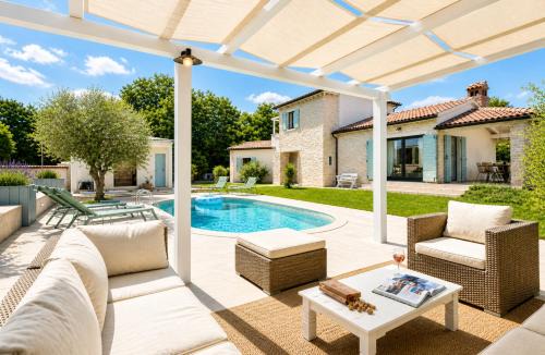 Private 9000qm Estate Villa with Pool and Yacuzzi and Sauna absolute Privacy near Fazana in Juršići