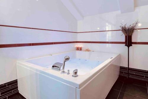 Private Seaside Villa Sleeps 10 with Infinity Pool in Mlini
