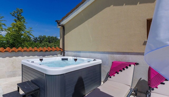 Private Villa with A/C, private pool, WIFI, hot tub, TV, terrace, pets allowed, panoramic view