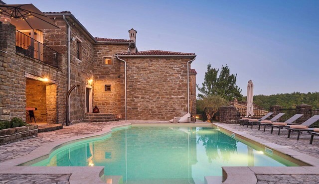 Private Villa with private pool, hot tub, A/C, WIFI, TV, terrace, pets allowed, panoramic view in Buzet