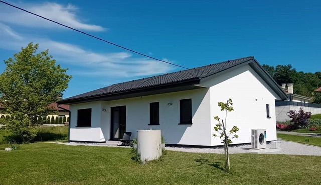Quiet holiday house with AC in charming Prvačina in Dornberk
