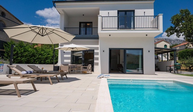 Relaxed Family Villa with Private Pool in Naklice