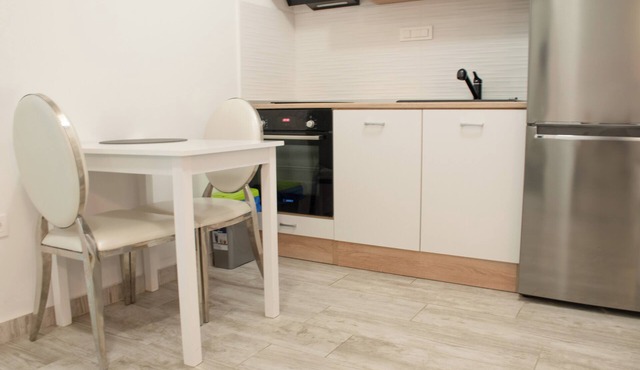 Renovated Studio w Floor Heating 65" TV, Washer & Tumble Dryer in Zagreb