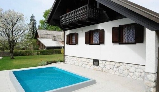 RIVERSIDE CHALET WITH POOL, GREAT LOCATION FOR ATTRACTIONS AND RELAX in Preddvor