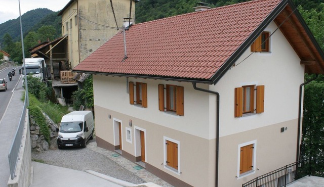 Riverside Rustic Ridge Apartments with Balcony - Two Bedroom Apartment with Balcony in Slap ob Idrijci