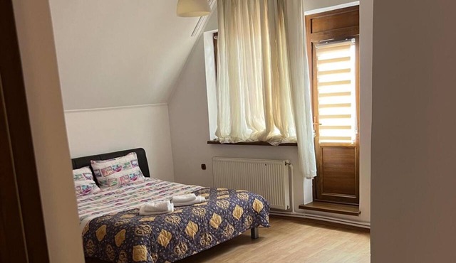Roman Villa, Sleeps 8 With Parking and Garden in Roman