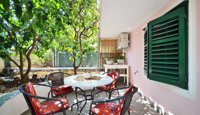 Romantic green garden, two bedrooms, grill, parking, 250 m to the pebble beach in Slatine